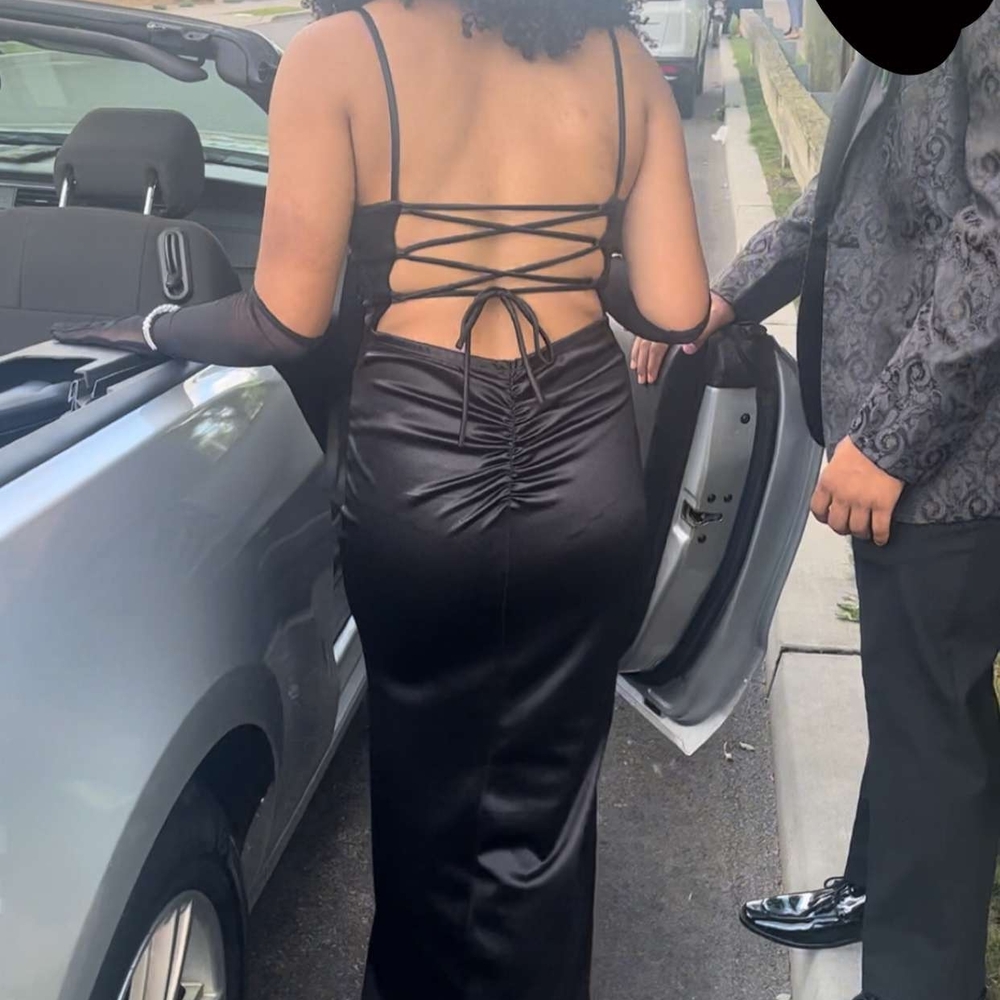 Elegant Black Evening Gown Or Prom Dress - Picture 4 of 4